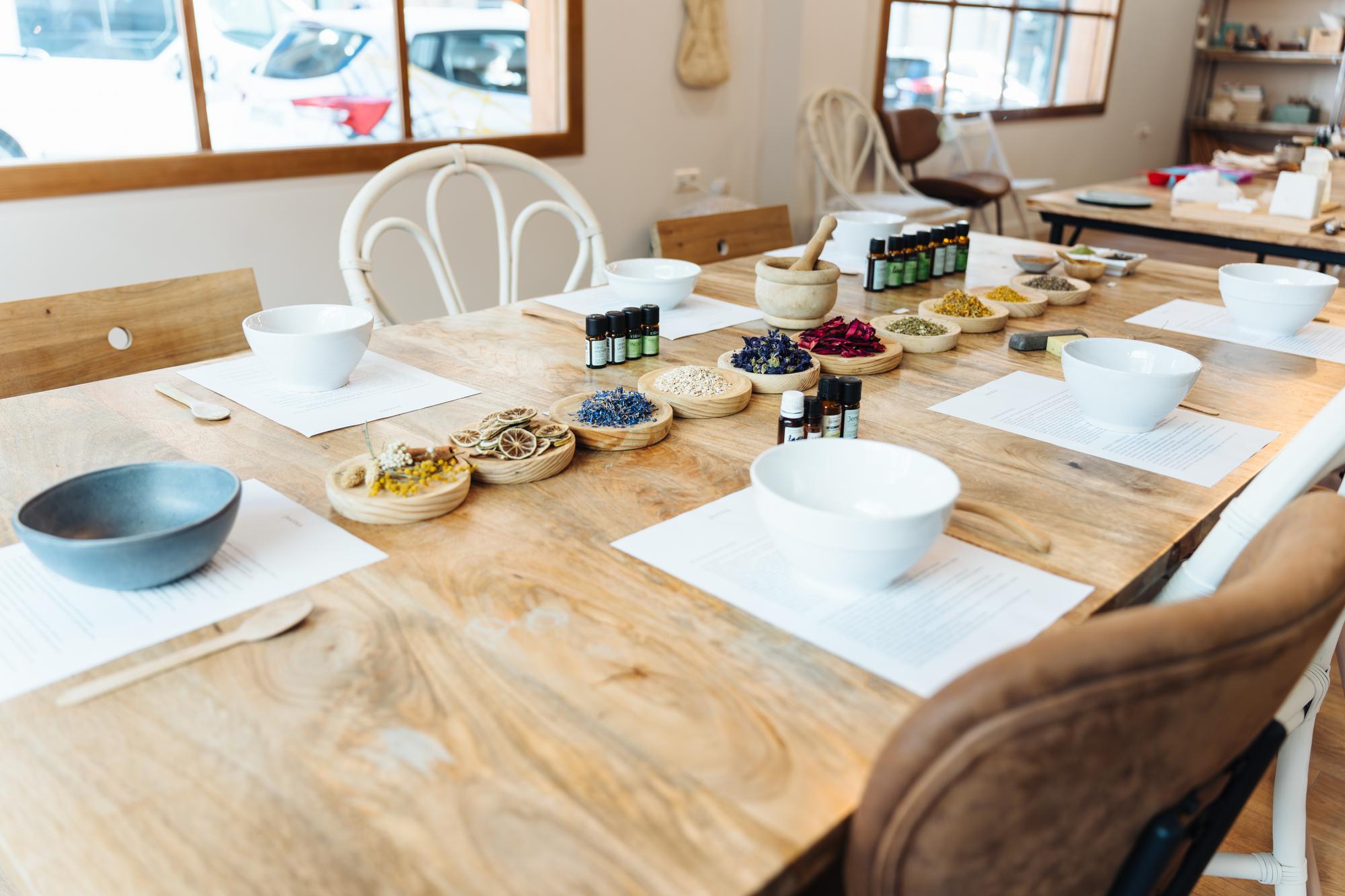 Wnętrze atelier kulinarnego z przygotowanym stołem