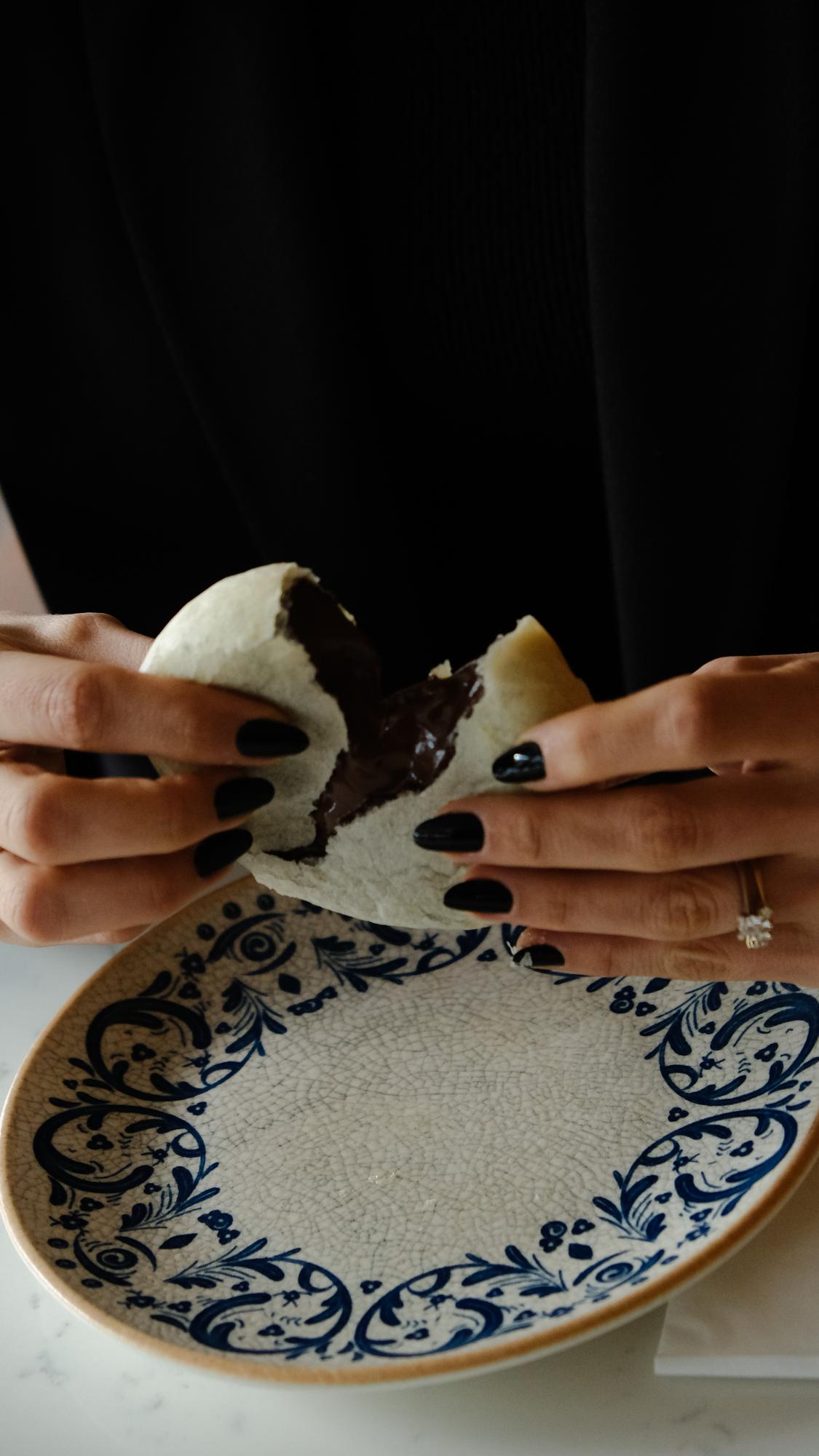 Detal potrawy na monochromatycznej porcelanie